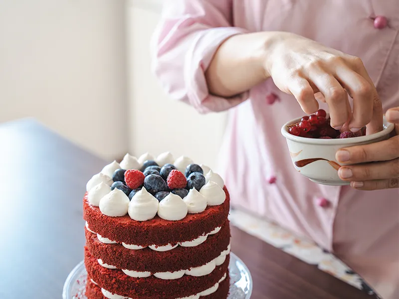 la mia community che guarda mentre decoro le torte